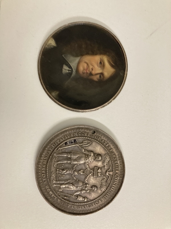 Öppningsbar silvermedalj med porträtt av okänd man på insidan