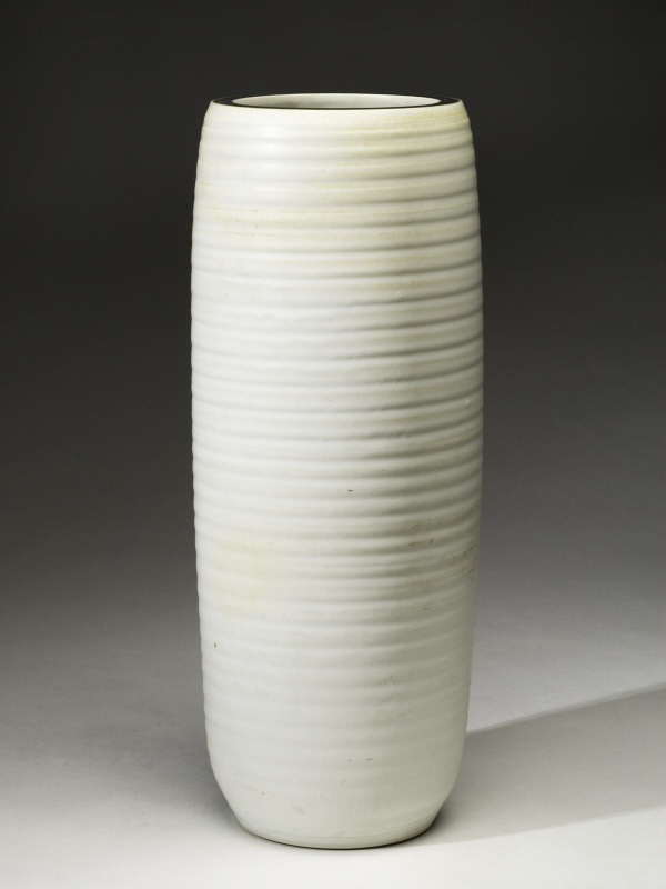 Cylindrisk tjockväggig vas med horisontellt inpressade räfflor, vit matt glasyr