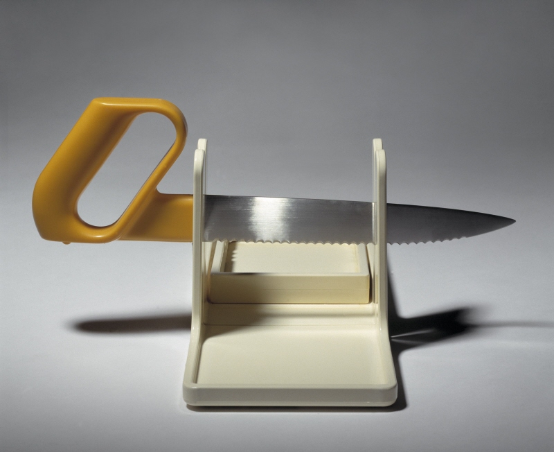 Knife with cutting board