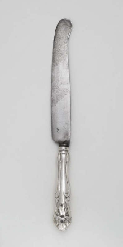 Knife with handle decorated with rocailles at the outer end