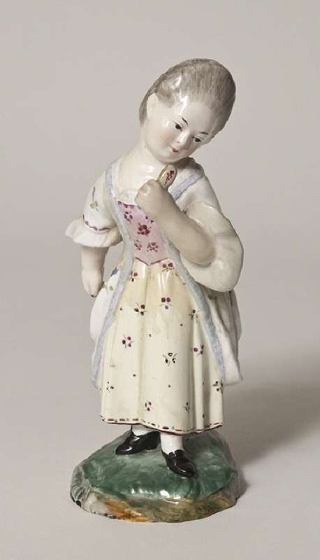 Figurin av fajans föreställande en ung flicka