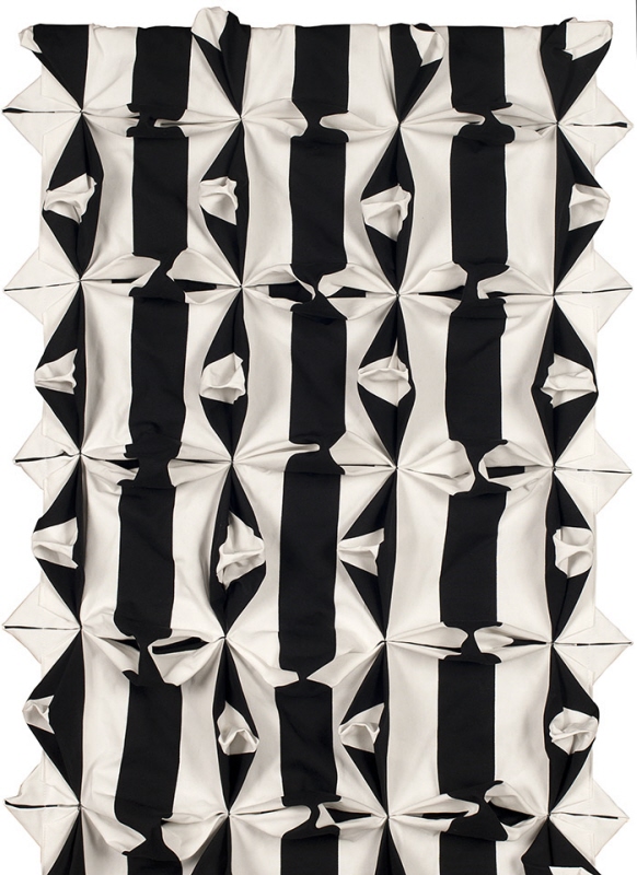 Textil "Ecoration" av Ikeas svart-vitrandiga tyg SOFIA