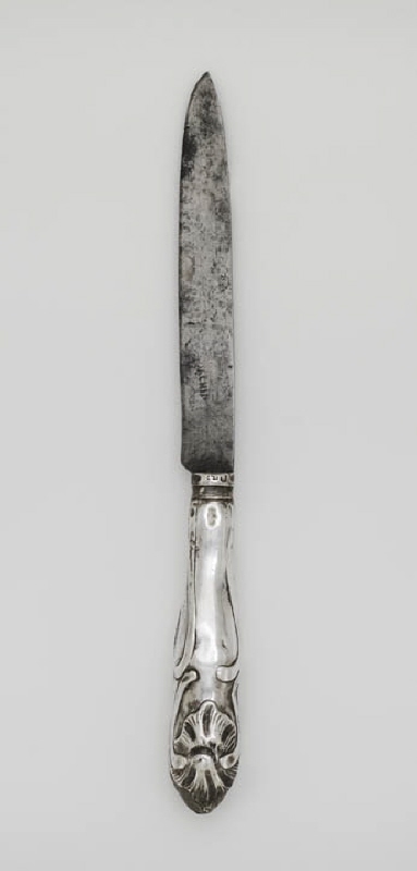 Knife with mussel-shaped rococo ormanents on the handle