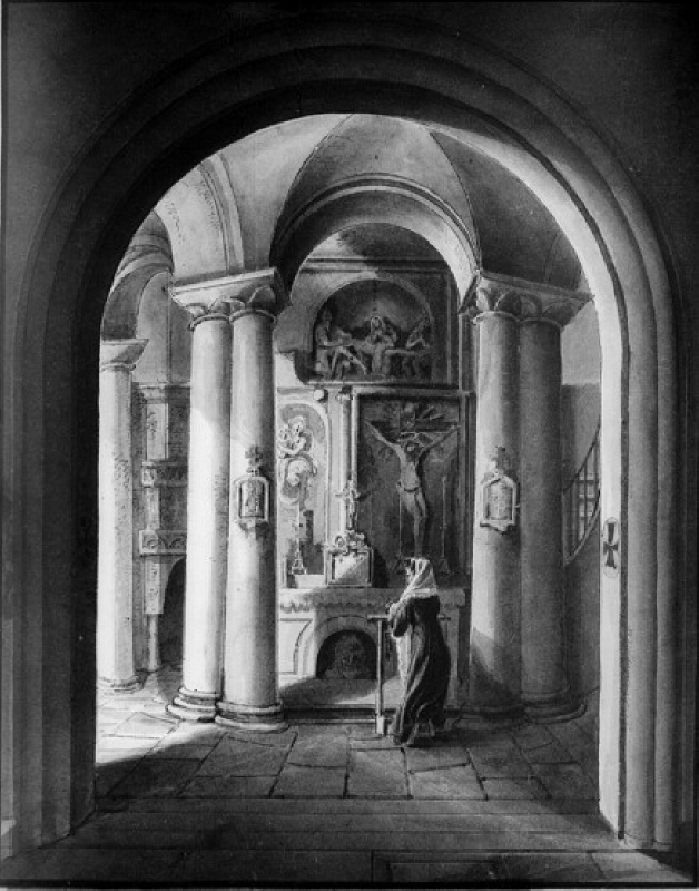 Kyrkointeriör. Kvinna knäböjer framför altaret