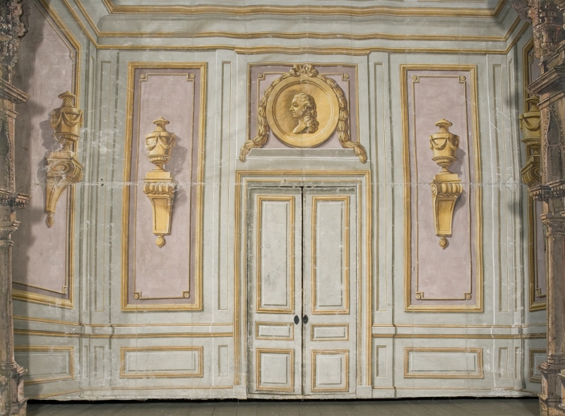Del av "Kuliss till en kammare", 15 delar: Fondvägg, interiör med dubbeldörr