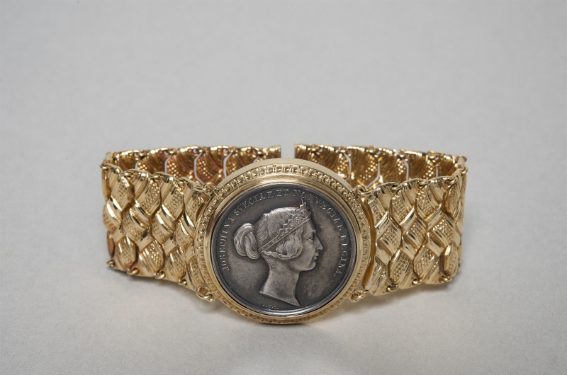 Bracelet with award medal ”TESSERA MEMORIAE” with a profile of Queen Josephine of Sweden