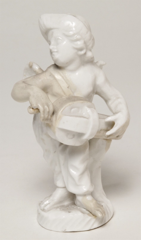 Figurin, bevingad putto spelande på nyckelharpa