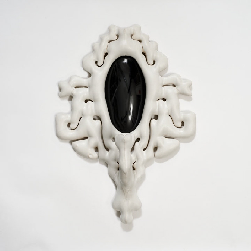 Vägghängd ljusbärare i vitglaserad keramik