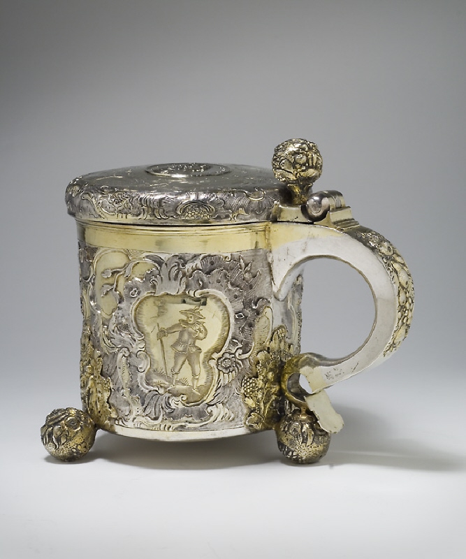 Tankard with recessed medal in the lid