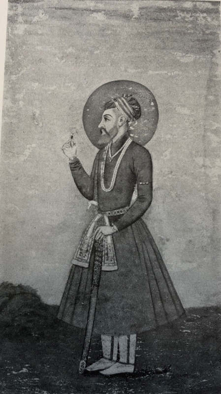 Aurangzib (1659-1707) eller möjligen Shāh Jahān (1628-59). Stående äldre krigare. Grön dräkt. Röd svärdskida