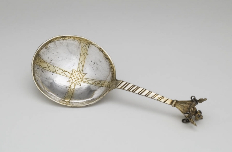 Spoon with handle end in the form of raised leaves