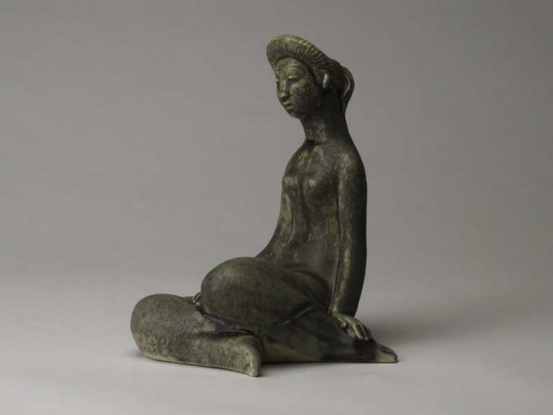 Skulptur, sittande kvinna