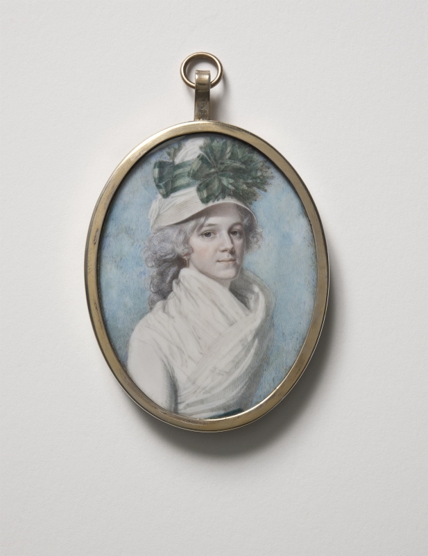Porträtt av kvinna i hatt med grön rosett