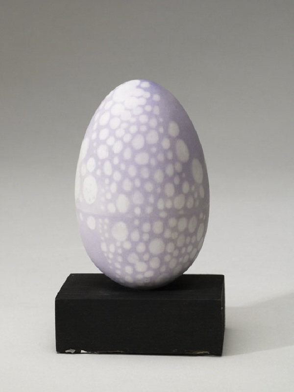Skulptur, ägg med lila prickar på sockel