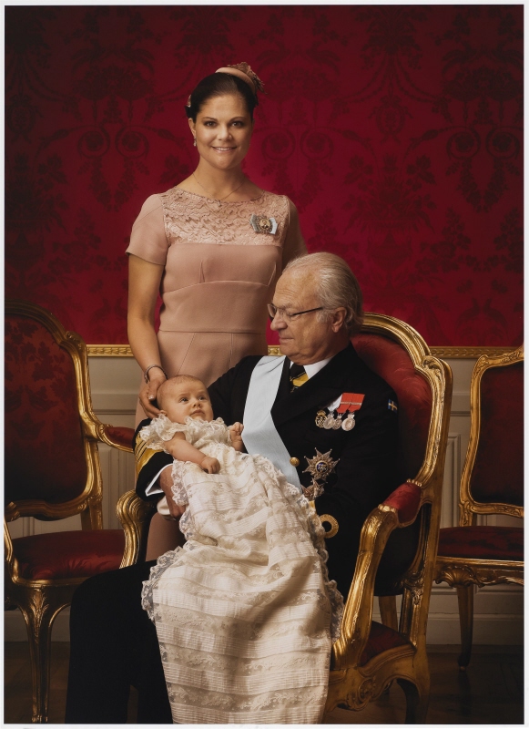 Carl XVI Gustaf (f. 1946), kung av Sverige, hans dotter Victoria (f. 1977), kronprinsessa av Sverige och hennes dotter Estelle (f. 2012), prinsessa av Sverige