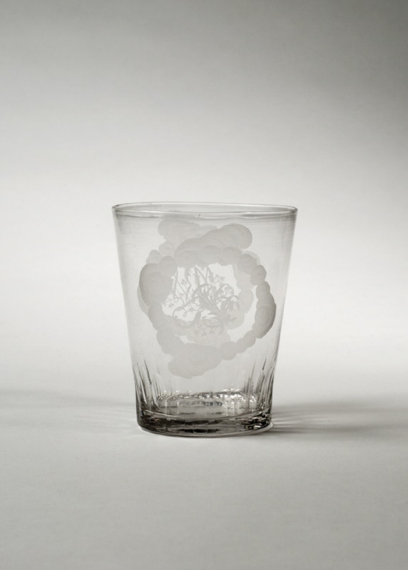 Glas, ett i ett par, graverad dekor i två molnliknande kartuscher, detta med monogram JH