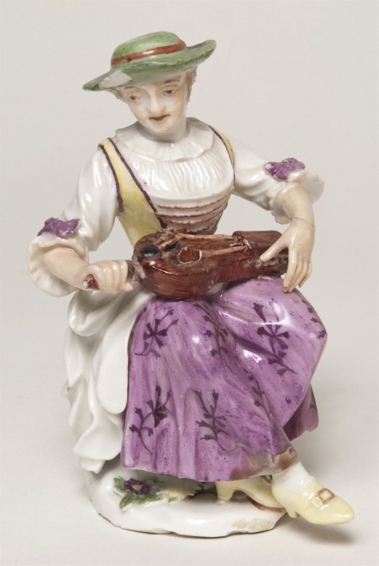 Figurin, sittande kvinna med nyckelharpa