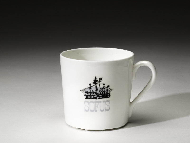 Kaffekopp utan fat med SOFUS emblem med abstrakt båt i svart och grått,  modell SA.
