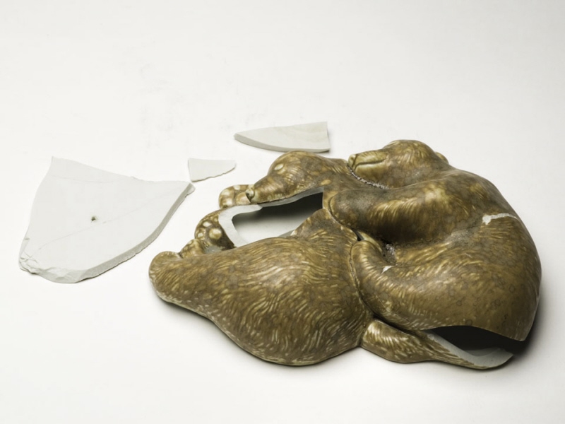 Skulptur föreställande två björnar i brunt