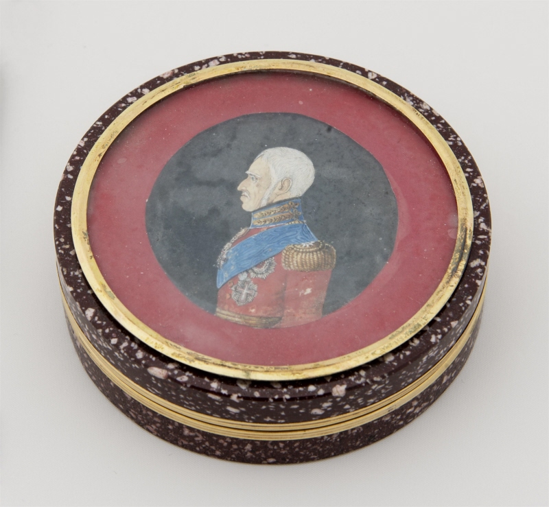 Dosa med lock, motiv av kung Fredrik VI (1768-1839)