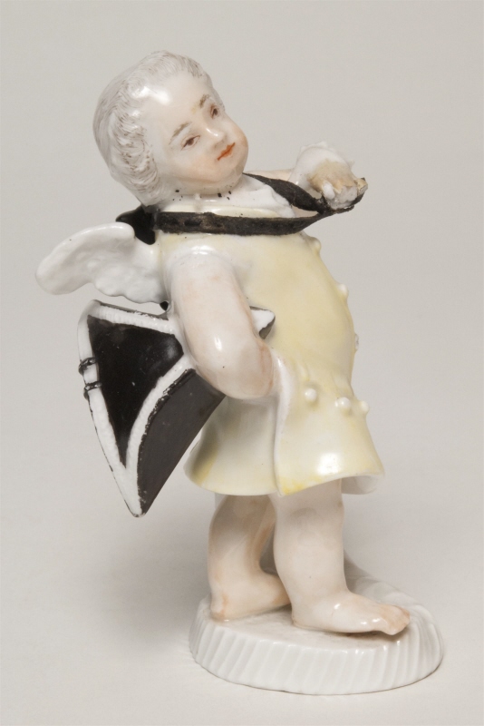 Figurin, bevingad putto som kavaljer i peruk med piska