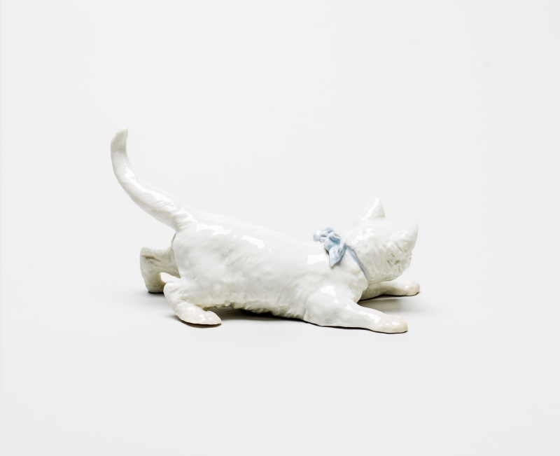 Figurine, Cat playing