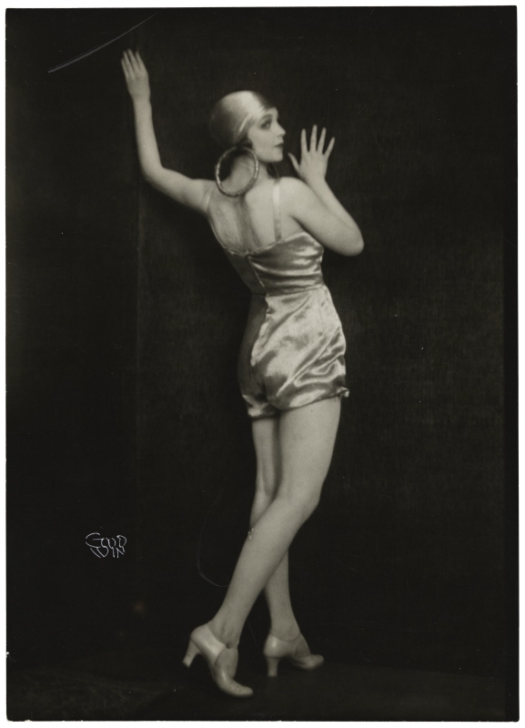 Inga Tidblad (1901-1975) skådespelerska, rollporträtt som Bilie Moore i pjäsen "Broadway"