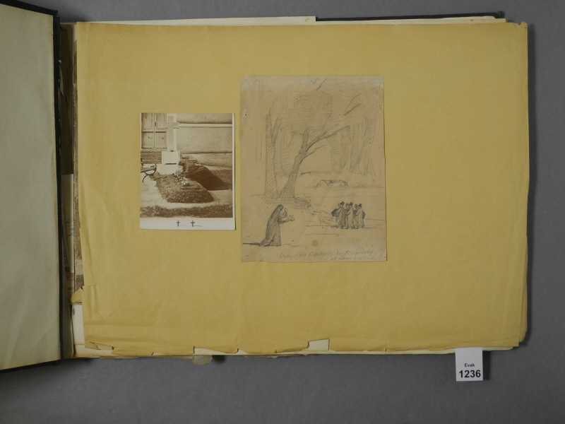 Volym: Miscellanea. Ett 170-tal teckningar, och 1 fotografi, delvis inklistrade. Flera olika konstnärer, bl.a. Mathilda Jolin, Gotthard Werner och Carolina Stjernswärd