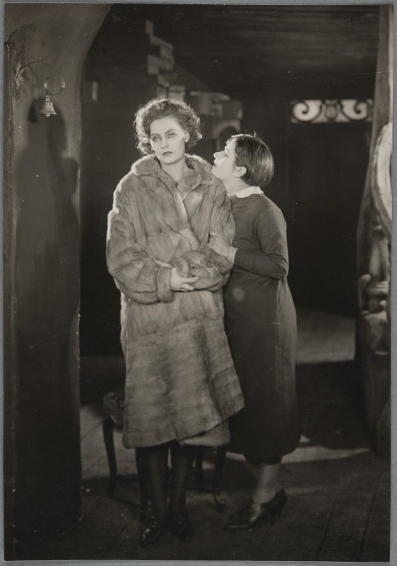 Greta Garbo, f. Gustafsson (1905-1990), skådespelerska och Valeska Gert (1892-1978), tysk dansös och skådespelerska, i rollerna Grete Rumfort resp. Frau Greifer i Glädjelösa gatan (Die freudlose Gasse, Georg Wilhelm Pabst 1925)
